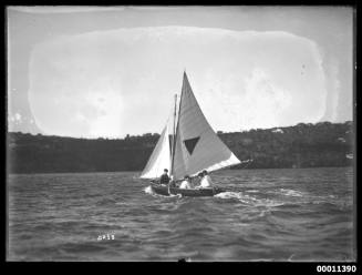 16-foot skiff on Middle Harbour, Sydney Harbour