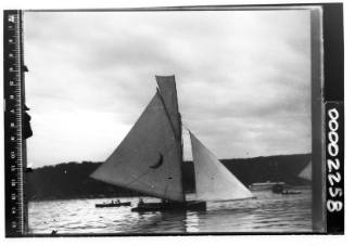 22-footer KERIKI  under sail on Sydney Harbour,l