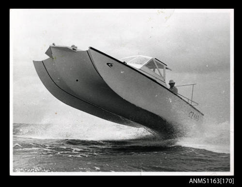 The CZ610  triple hull half cabin power boat at high speed