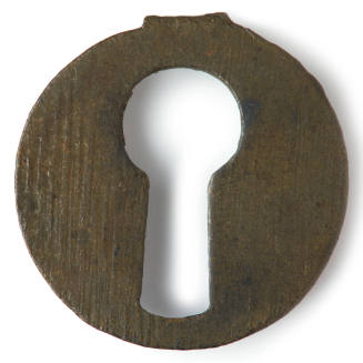 Metal keyhole surround