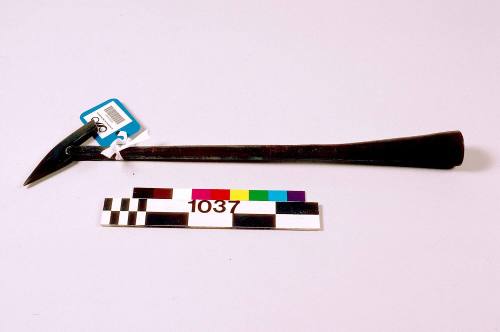 Whaling harpoon with pivoted toggle head