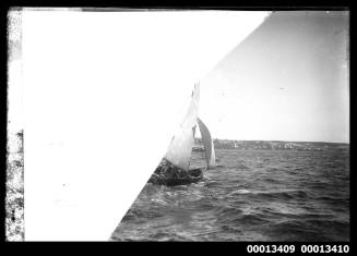 Gaff rigged skiff heads towards Rose Bay
